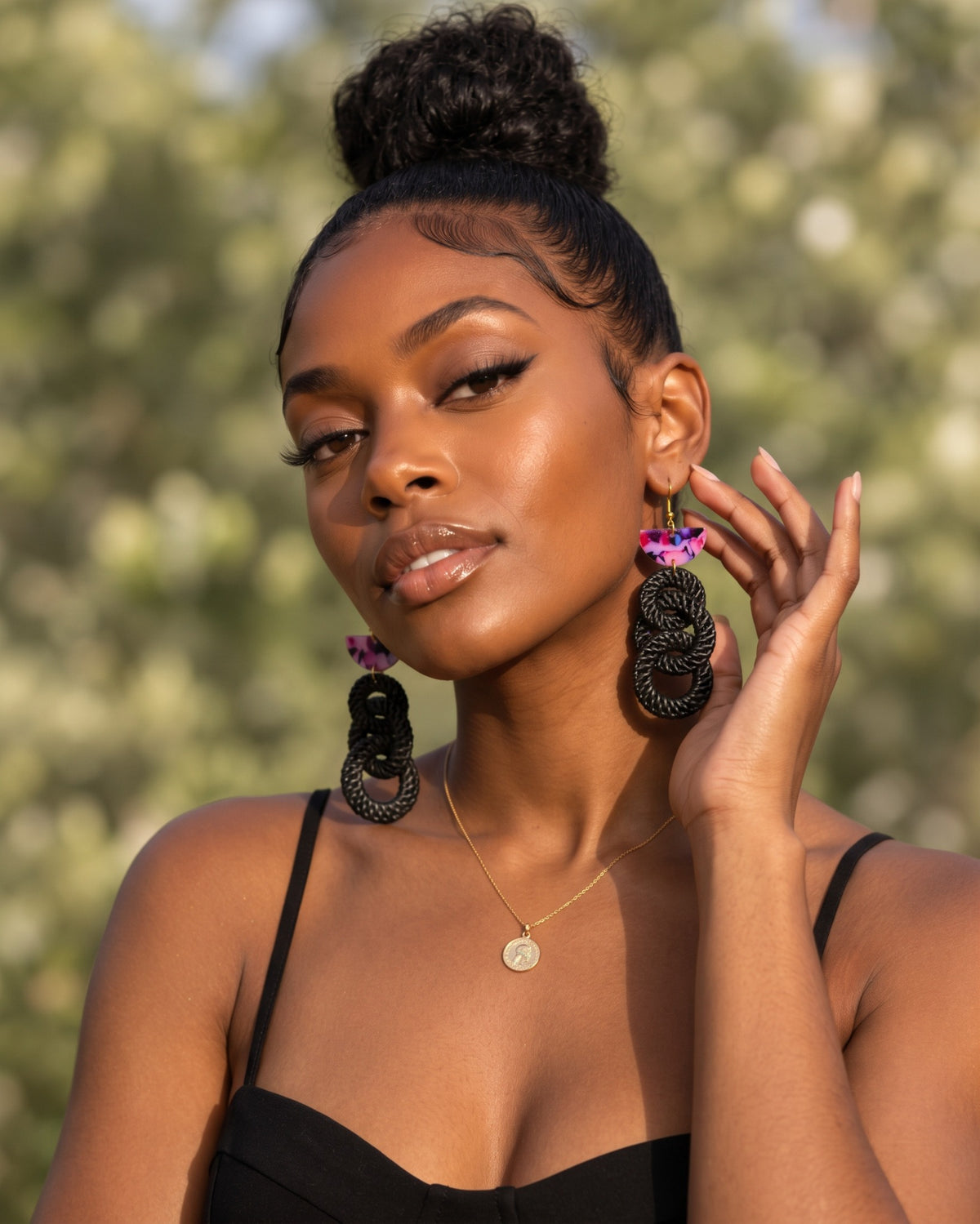 Boucles Maché Si Yo noires et violet rose portées