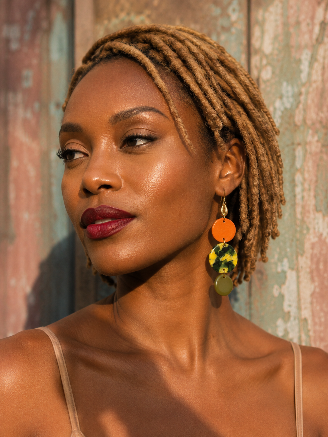 Boucles d'oreilles Mavuno Ocre portées