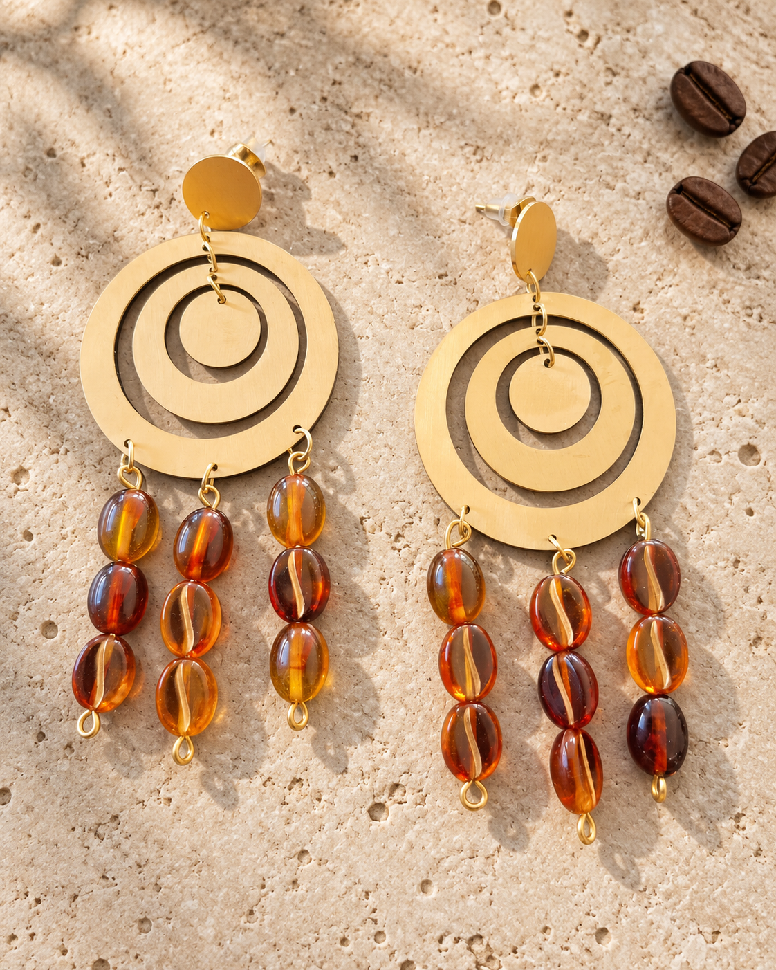 Boucles d’oreilles MOKA en acier doré et grains de café en résine ambrée