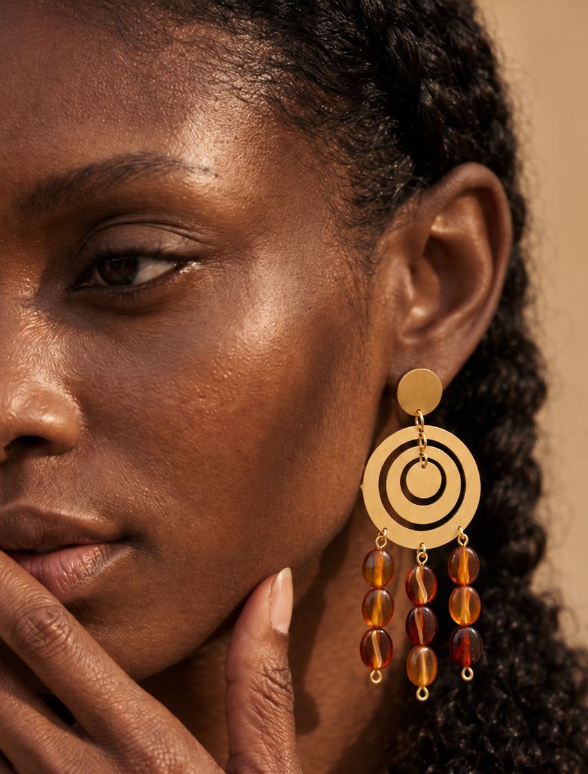 Boucles d’oreilles MOKA portées en gros plan