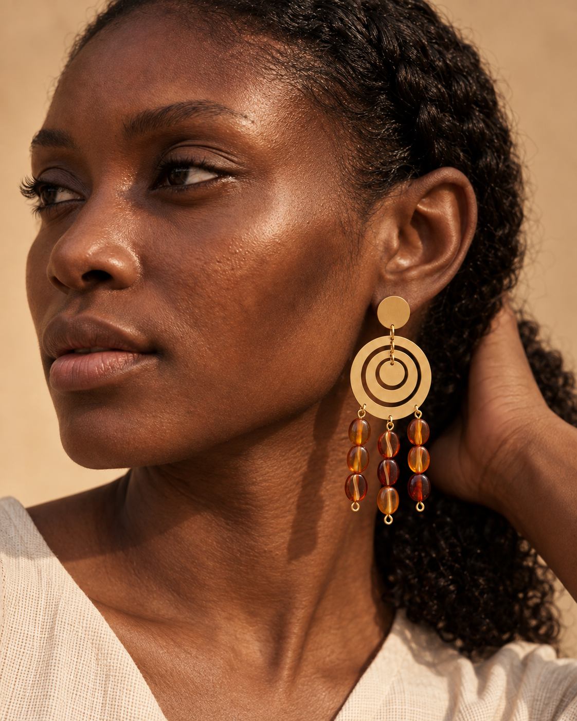 Boucles d’oreilles MOKA portées de profil