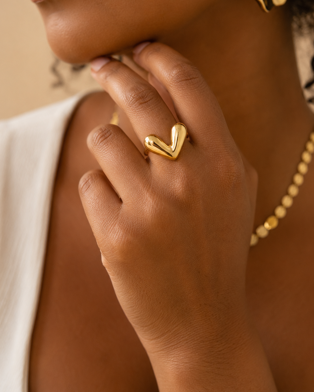 Bague Motema dorée portée
