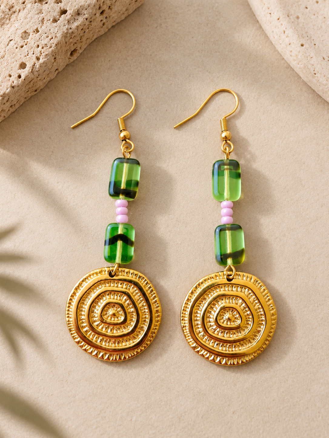 Boucles d’oreilles ONDE en acier doré et verre coloré