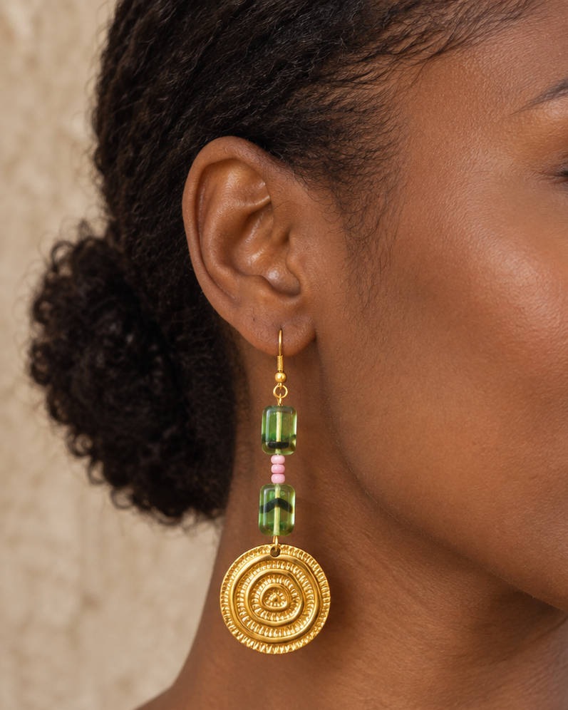 Boucles d’oreilles ONDE portées, acier doré et verre coloré