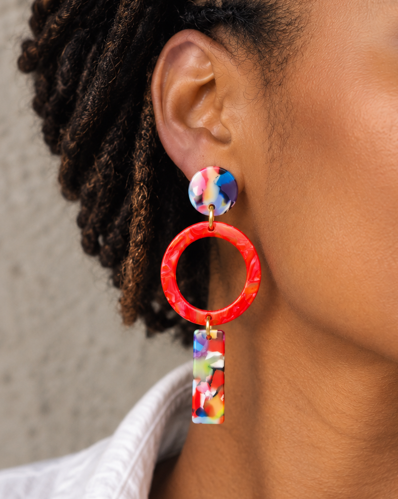 Boucles d’oreilles UMA portées, acétate rouge et multicolore